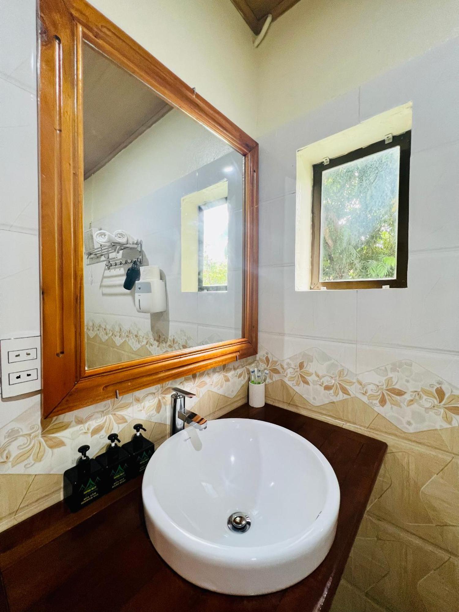 Tropical Valley Homestay - Villas 퐁냐 외부 사진